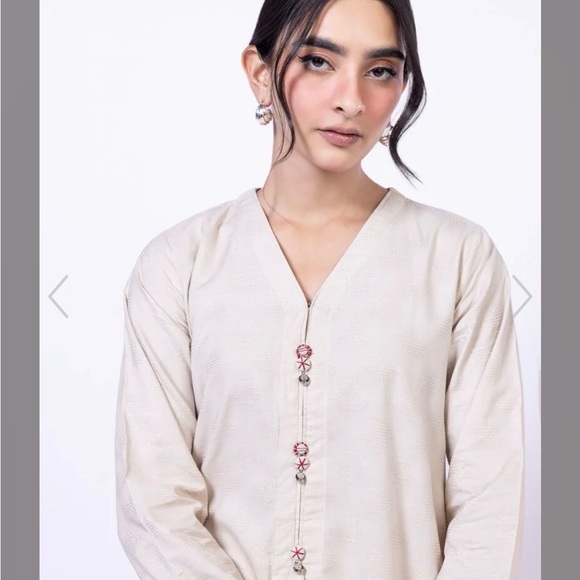 Pakistani Chic Cream and Maroon Women's kurta - Picture 5 of 8